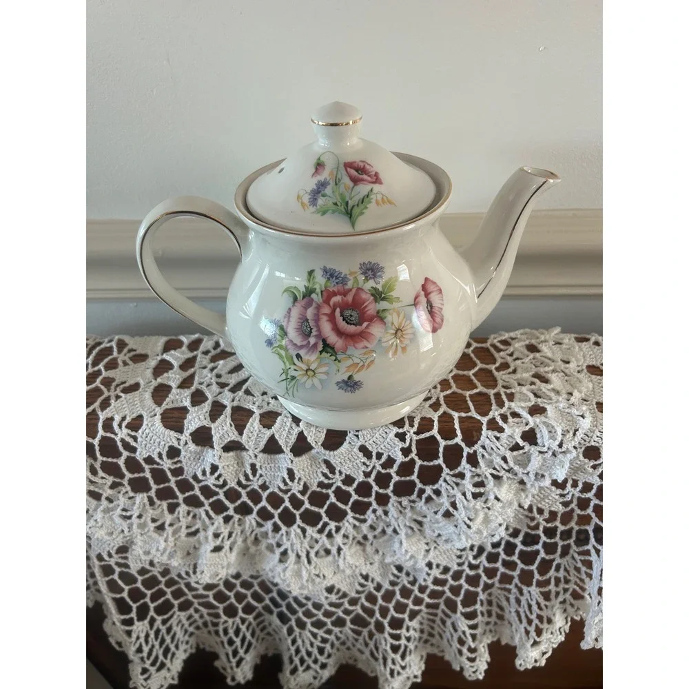 Sadler Windsor England Teapot Floral Poppy Wildflower Gold Trim Bone China 4425